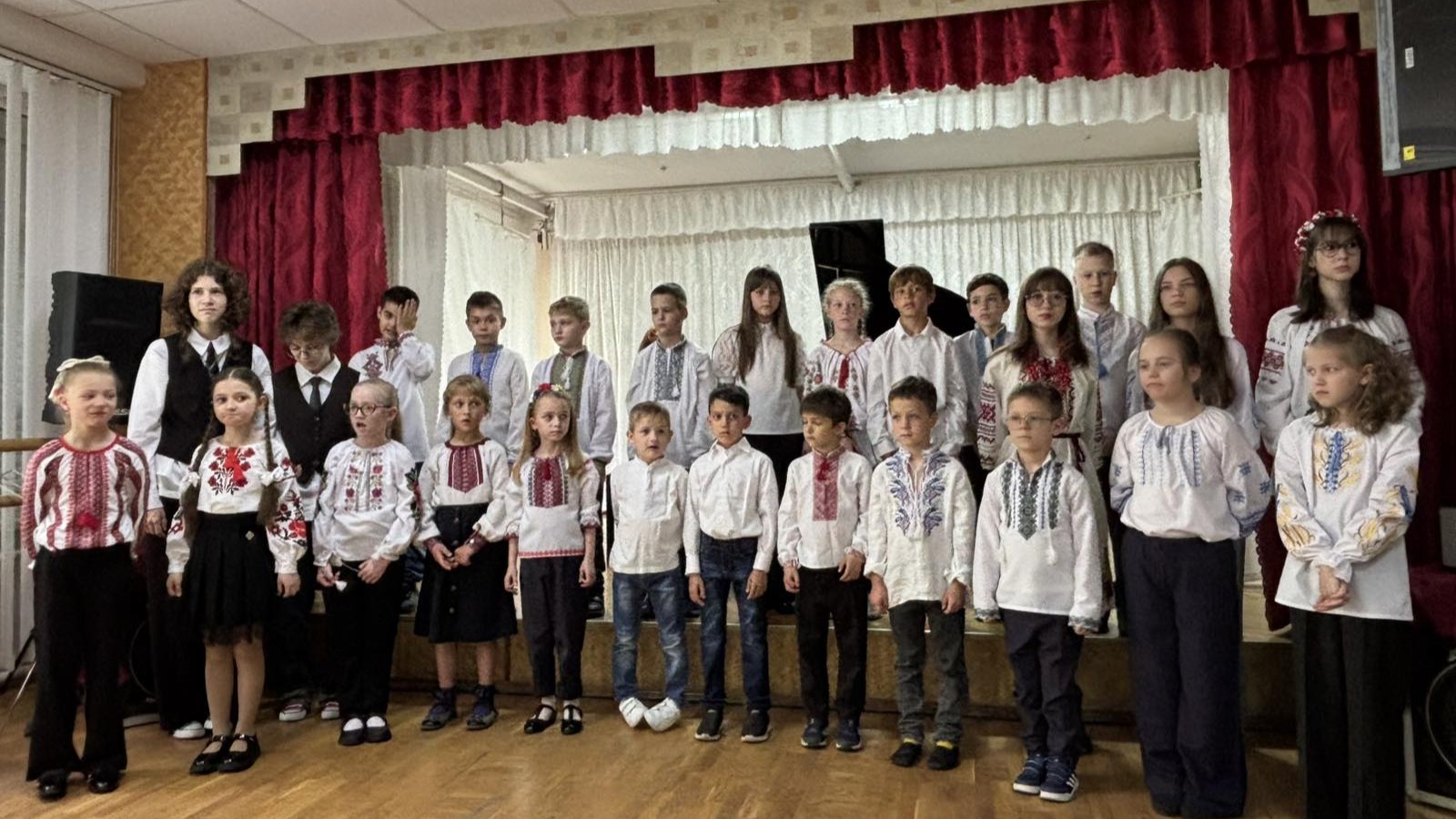 Молодший хор у вишиванках виступає на сцені