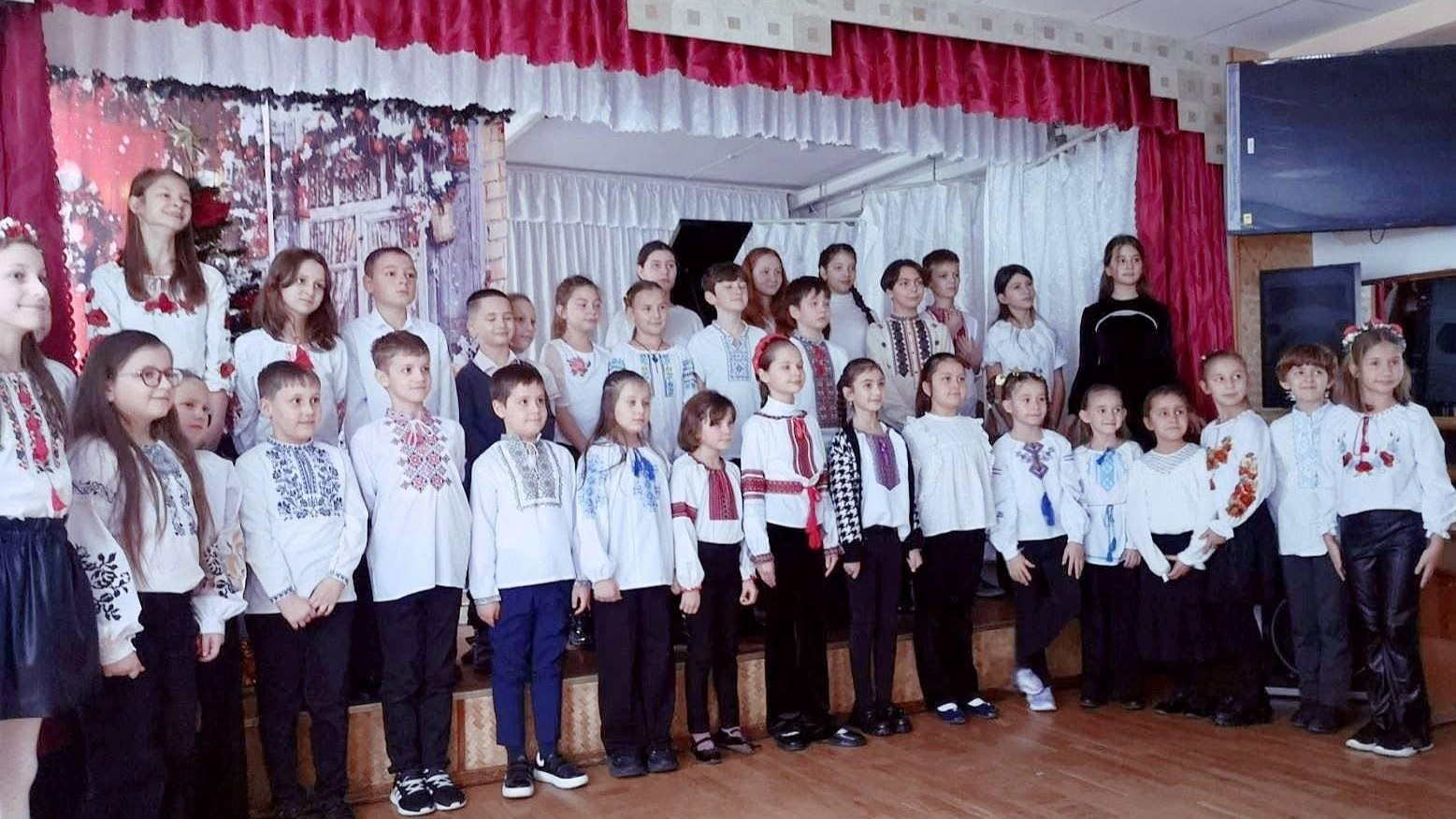 Учнівський хор виступає на тлі різдвяної декорації