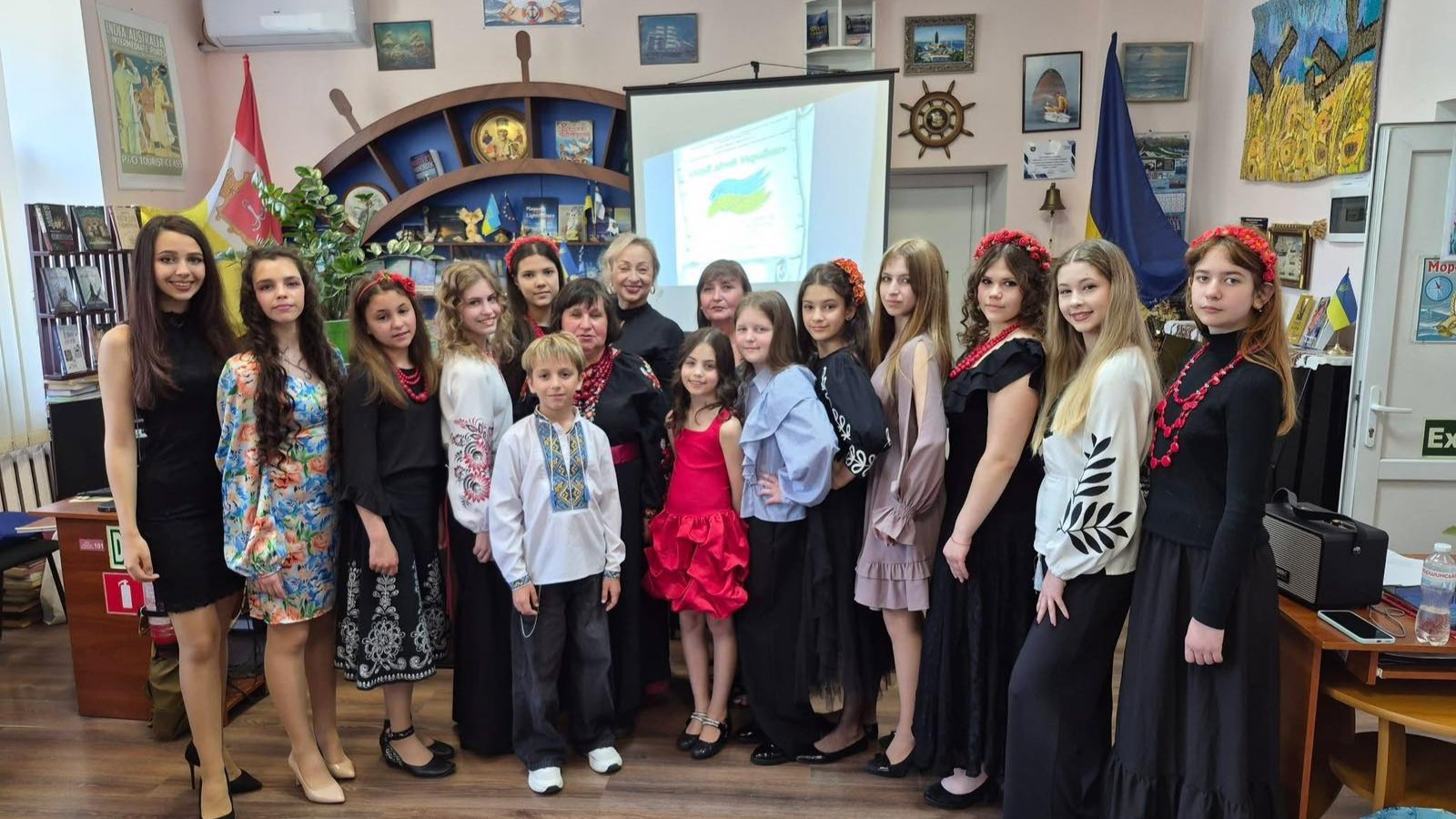 Діти й педагоги після літературно-музичної зустрічі в бібліотеці